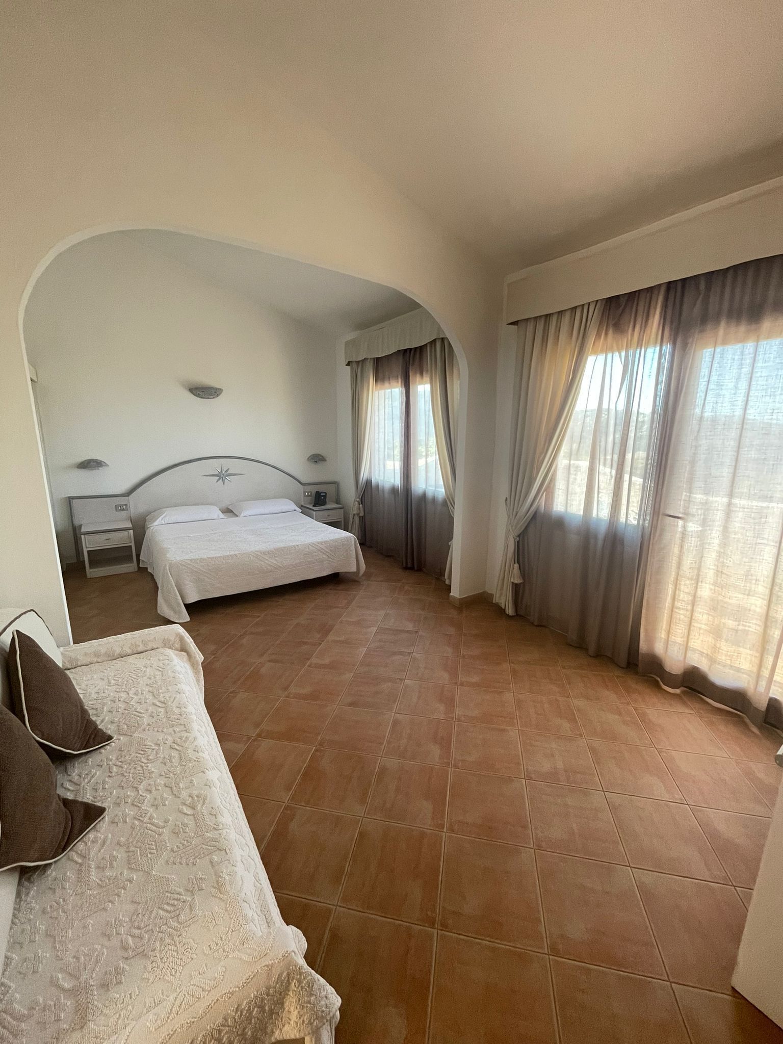 Junior-Suite, Meerblick | Allergikerbettwaren, Minibar, Schreibtisch, Verdunkelungsvorhänge