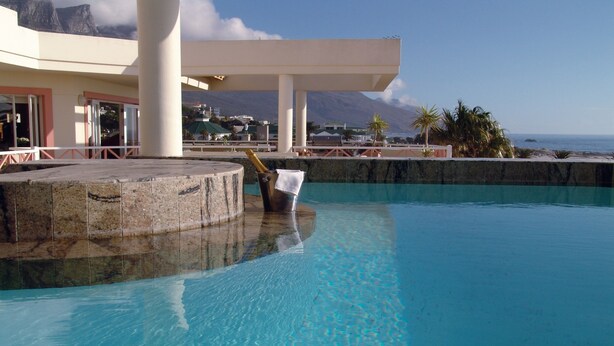 Outdoor pool, pool umbrellas, sun loungers - Fairways on the Bay (Cape Town)