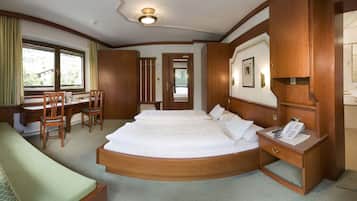 Hypo-allergenic bedding, in-room safe, individually furnished, desk