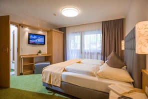 Hypo-allergenic bedding, in-room safe, individually furnished, desk - Hotel Jakober (Tux)