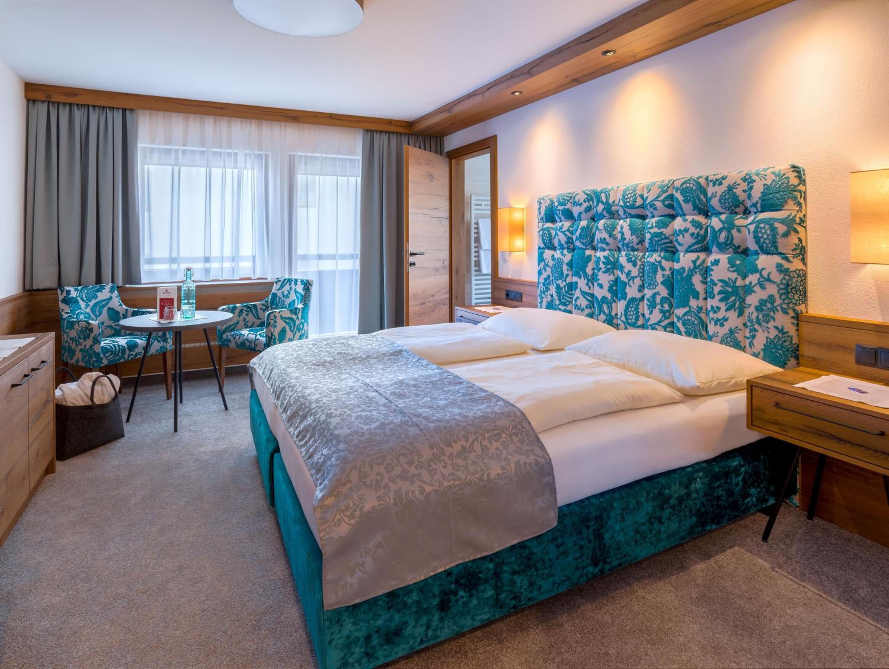 Allergikerbettwaren, Zimmersafe, individuell eingerichtet, Schreibtisch