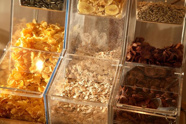 Diversa selección de aperitivos en recipientes de plástico transparente.