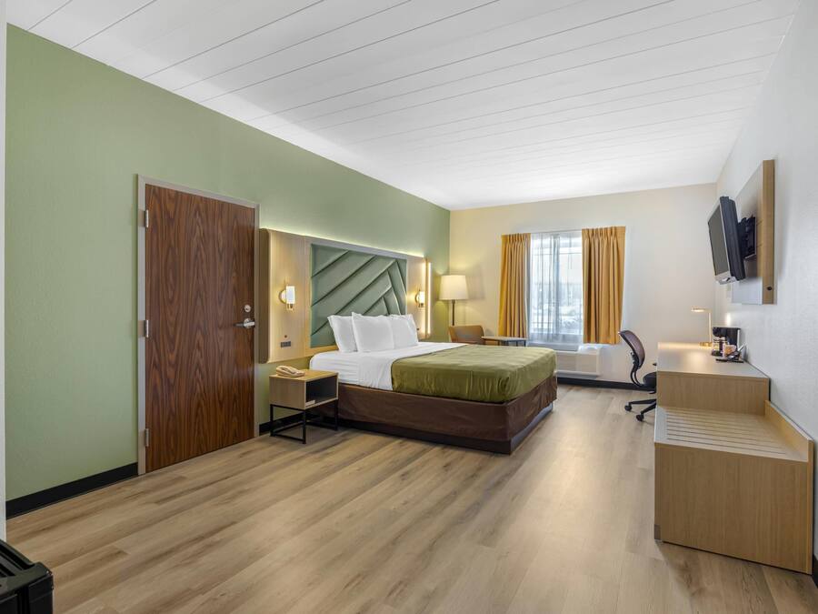 Room, 1 King Bed, Accessible, Non Smoking | Premium bedding, pillowtop beds, in-room safe, desk