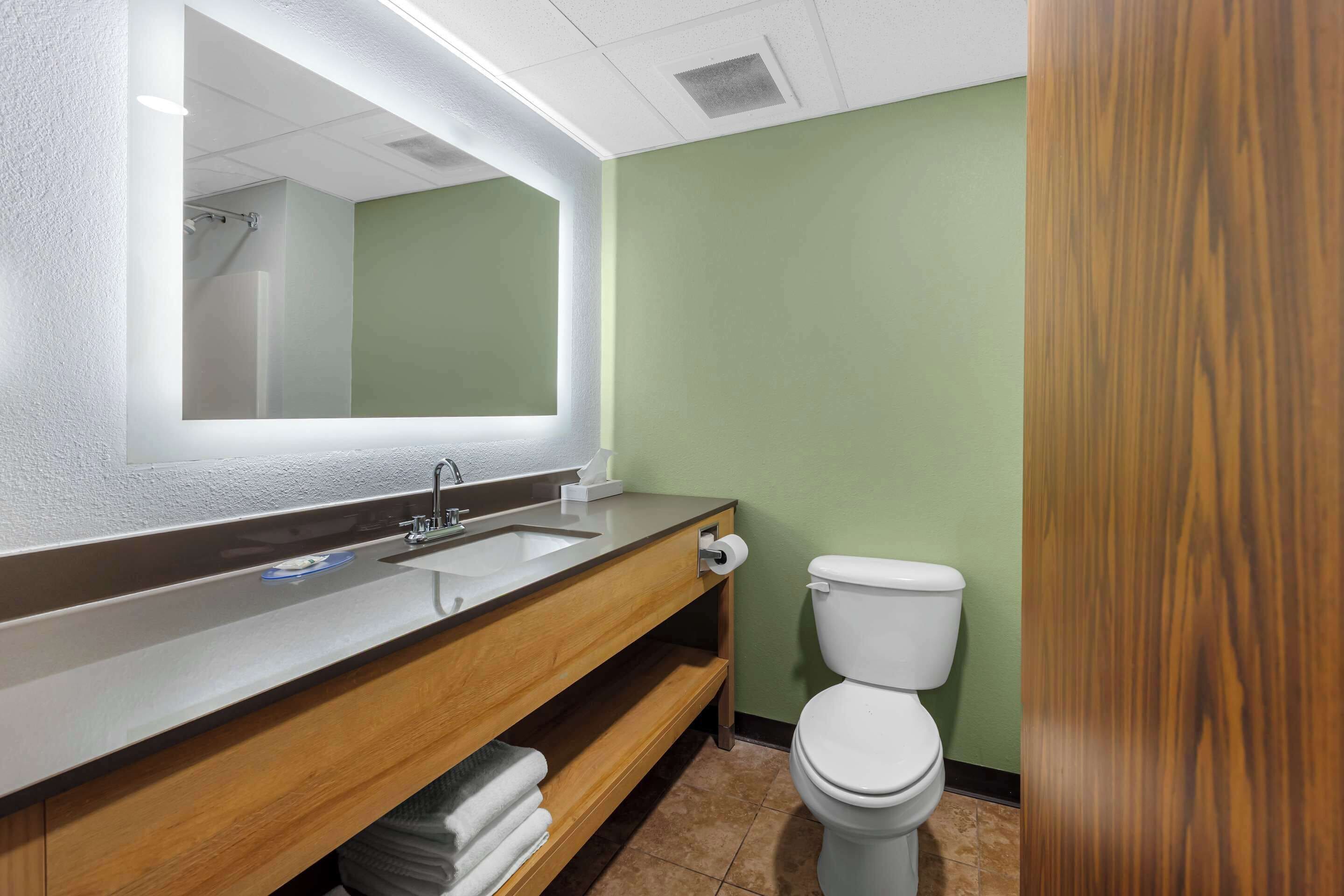 premium bedding, pillow-top beds, in-room safe, desk