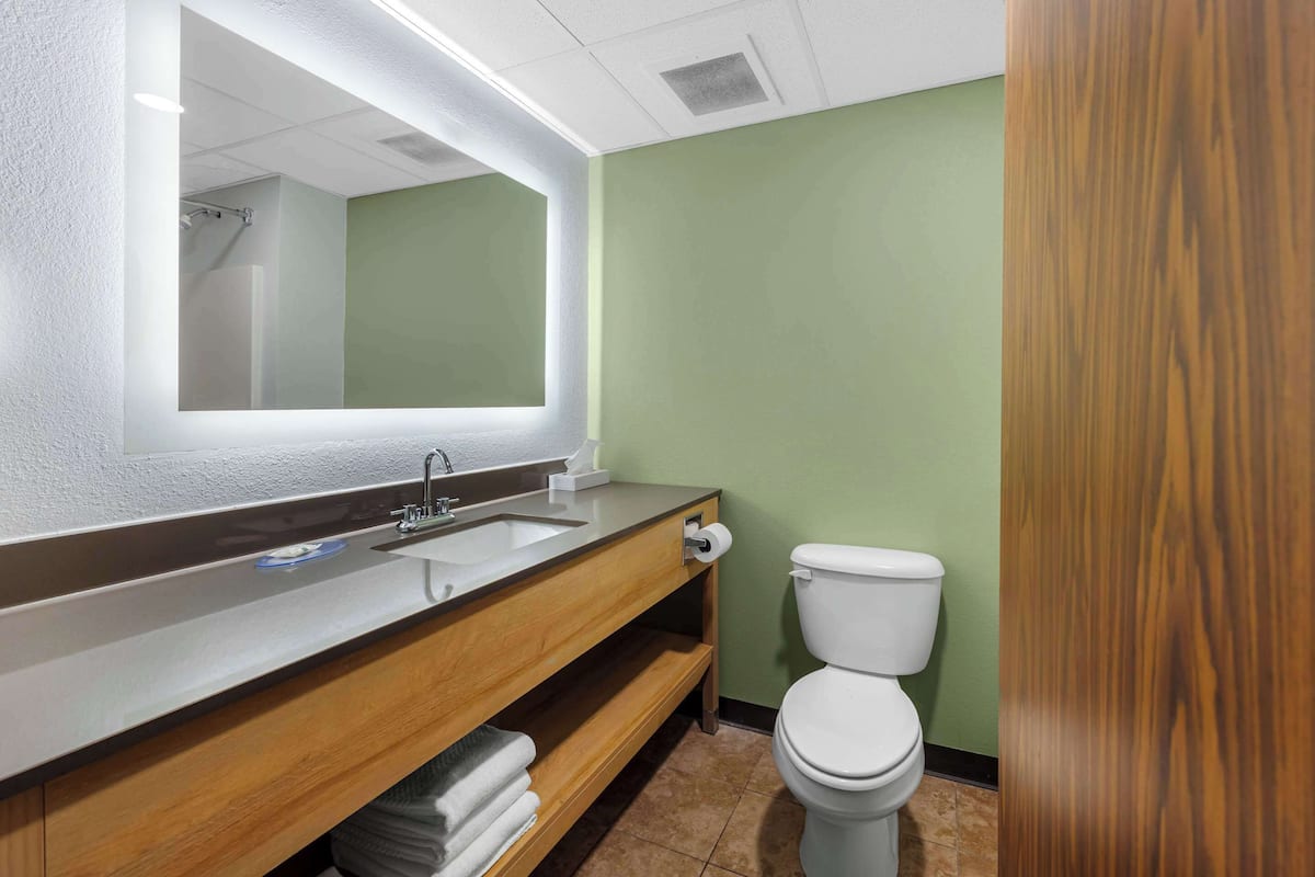 premium bedding, pillow-top beds, in-room safe, desk