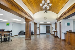 Lobby - Quality Inn & Suites Monterey I-40 (Monterey)