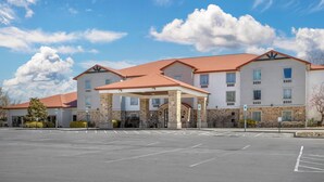 A hotel with a covered entrance, multiple floors, and a parking lot. - Quality Inn & Suites Monterey I-40 (Monterey)