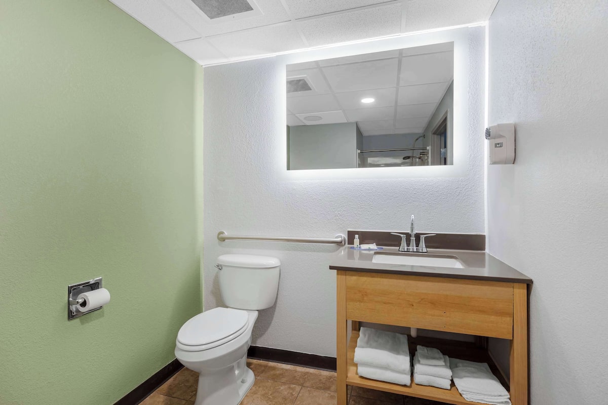 premium bedding, pillow-top beds, in-room safe, desk