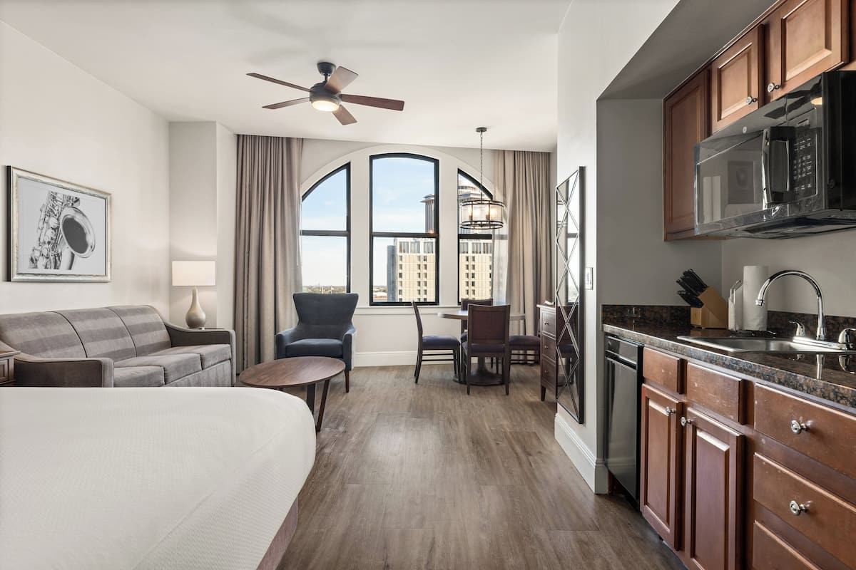 2 bedrooms, in-room safe, desk, iron/ironing board
