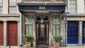A building with a black awning displaying the number 515.