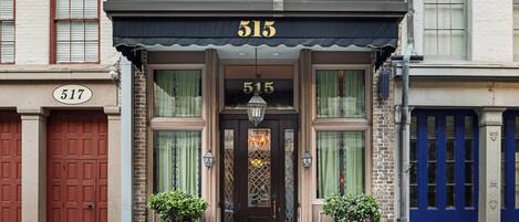 A building with a black awning displaying the number 515.