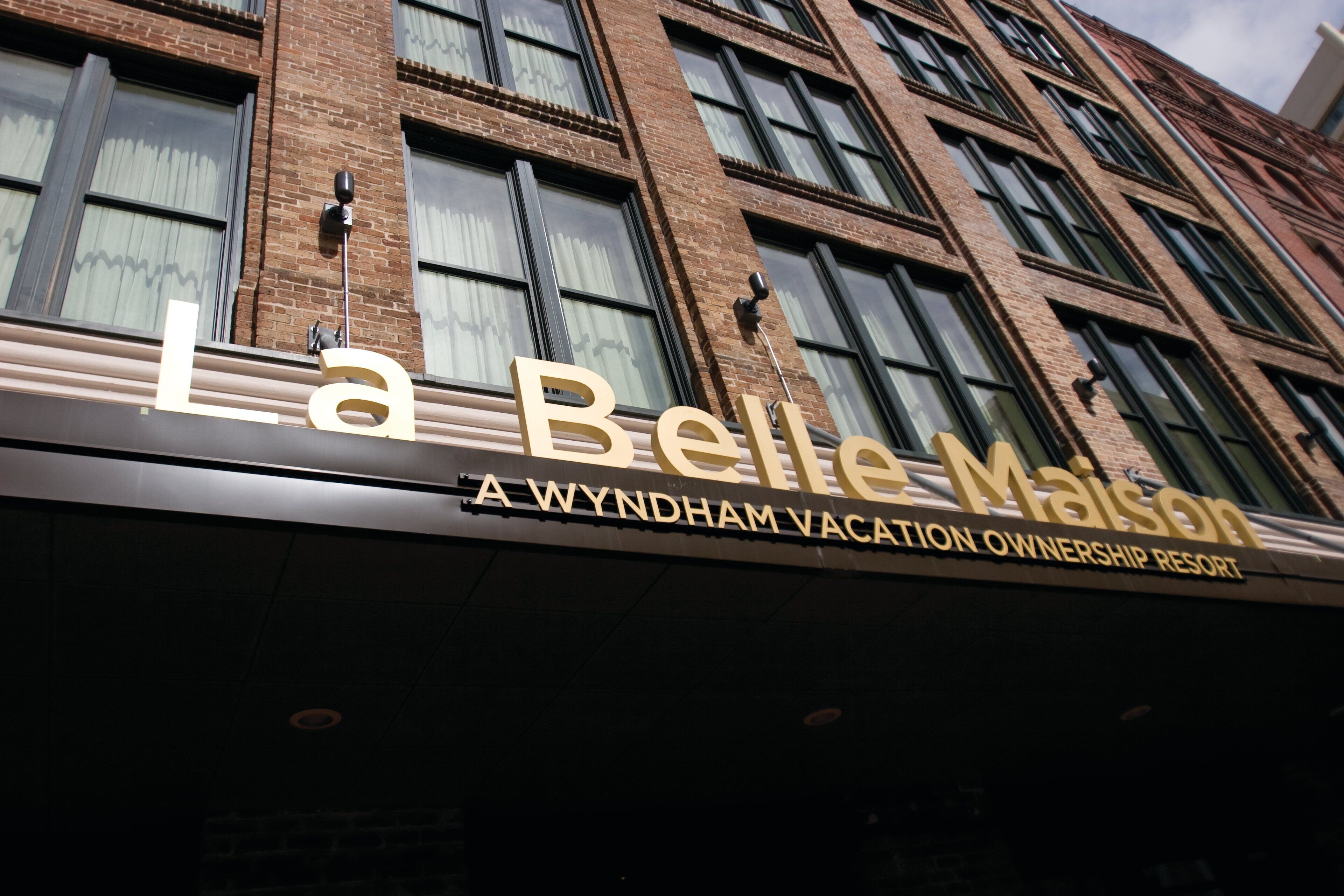 L’extérieur de La Belle Maison, un complexe hôtelier du groupe Wyndham Vacation Ownership.