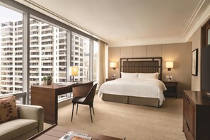 Luxe beddengoed, een minibar, een kluis op de kamer, een bureau