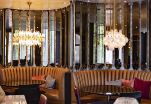 Breakfast, lunch, dinner served; Fusion cuisine - Hyatt Vancouver Downtown Alberni (Vancouver)