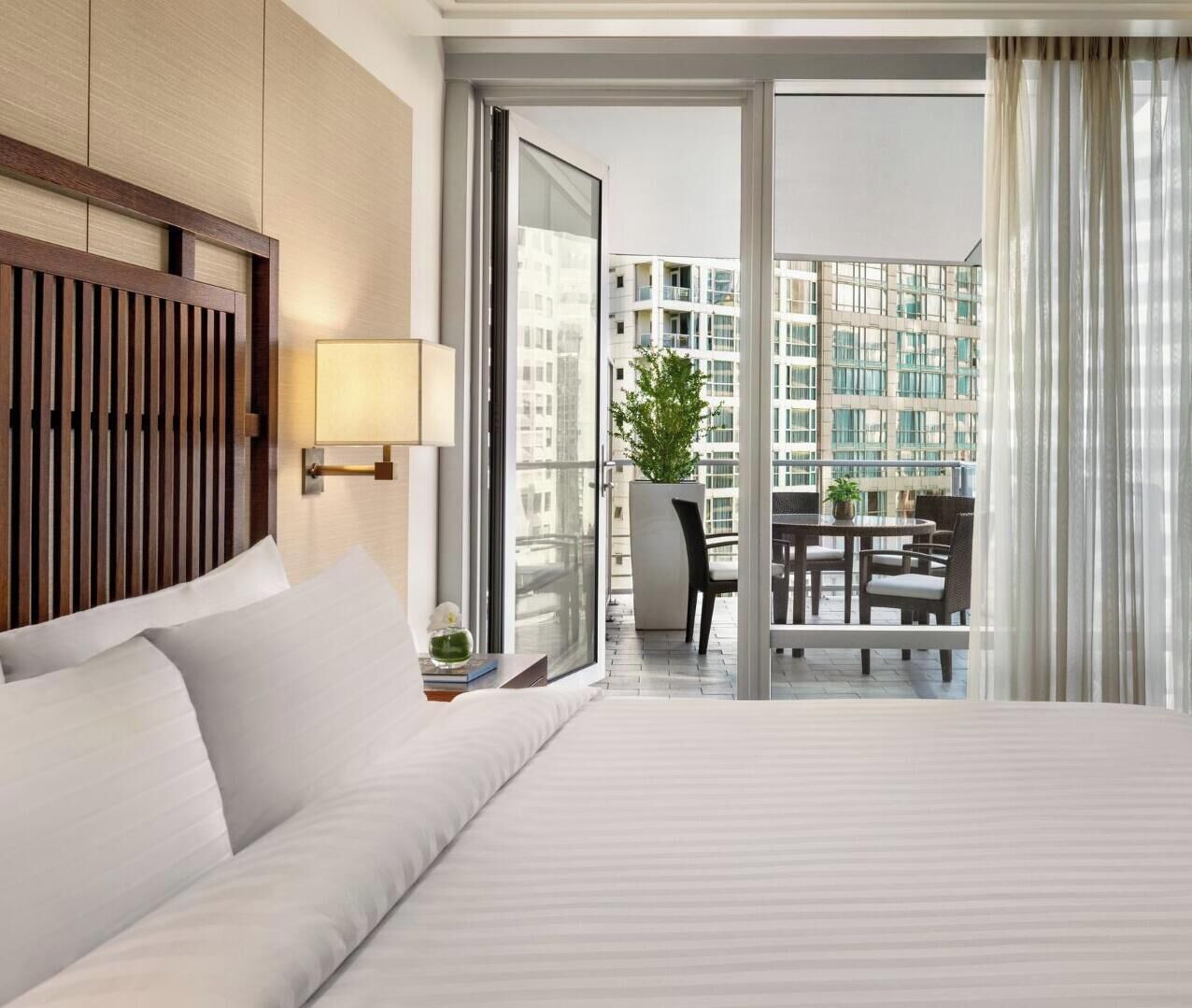 Sengetøy av topp kvalitet, minibar, safe på rommet og skrivebord