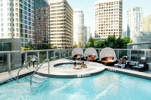 Outdoor pool, sun loungers - Hyatt Vancouver Downtown Alberni (Vancouver)
