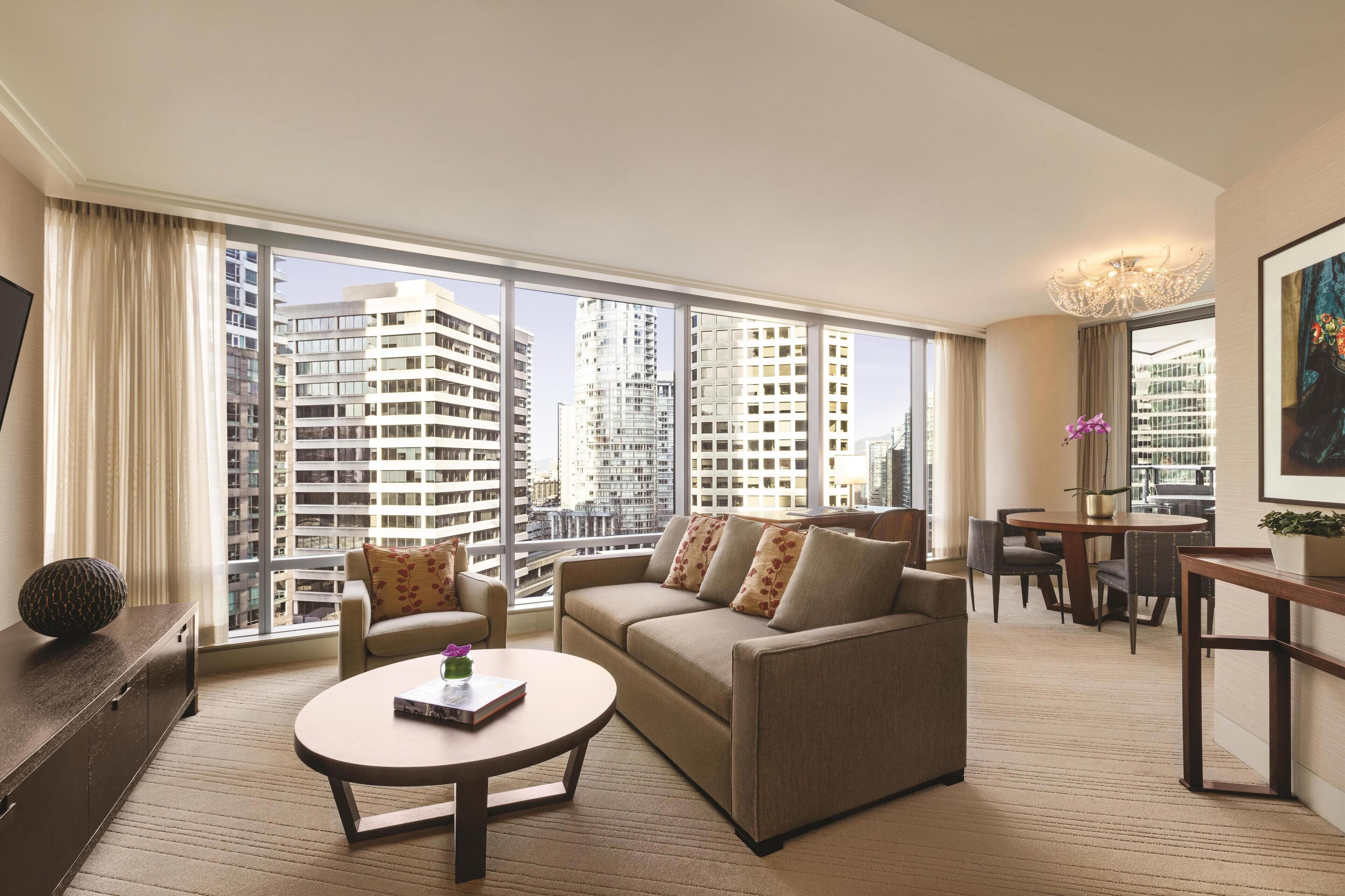 Seprai premium, minibar, brankas, dan meja kerja