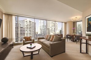 Luxe beddengoed, een minibar, een kluis op de kamer, een bureau