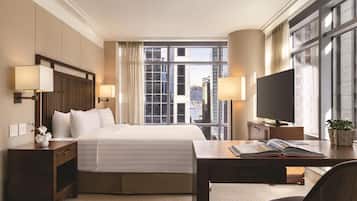 Quarto luxo, 1 cama King, sacada | Roupas de cama premium, frigobar, cofres nos quartos, escrivaninha