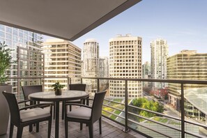 Premium bedding, minibar, in-room safe, desk - Hyatt Vancouver Downtown Alberni (Vancouver)