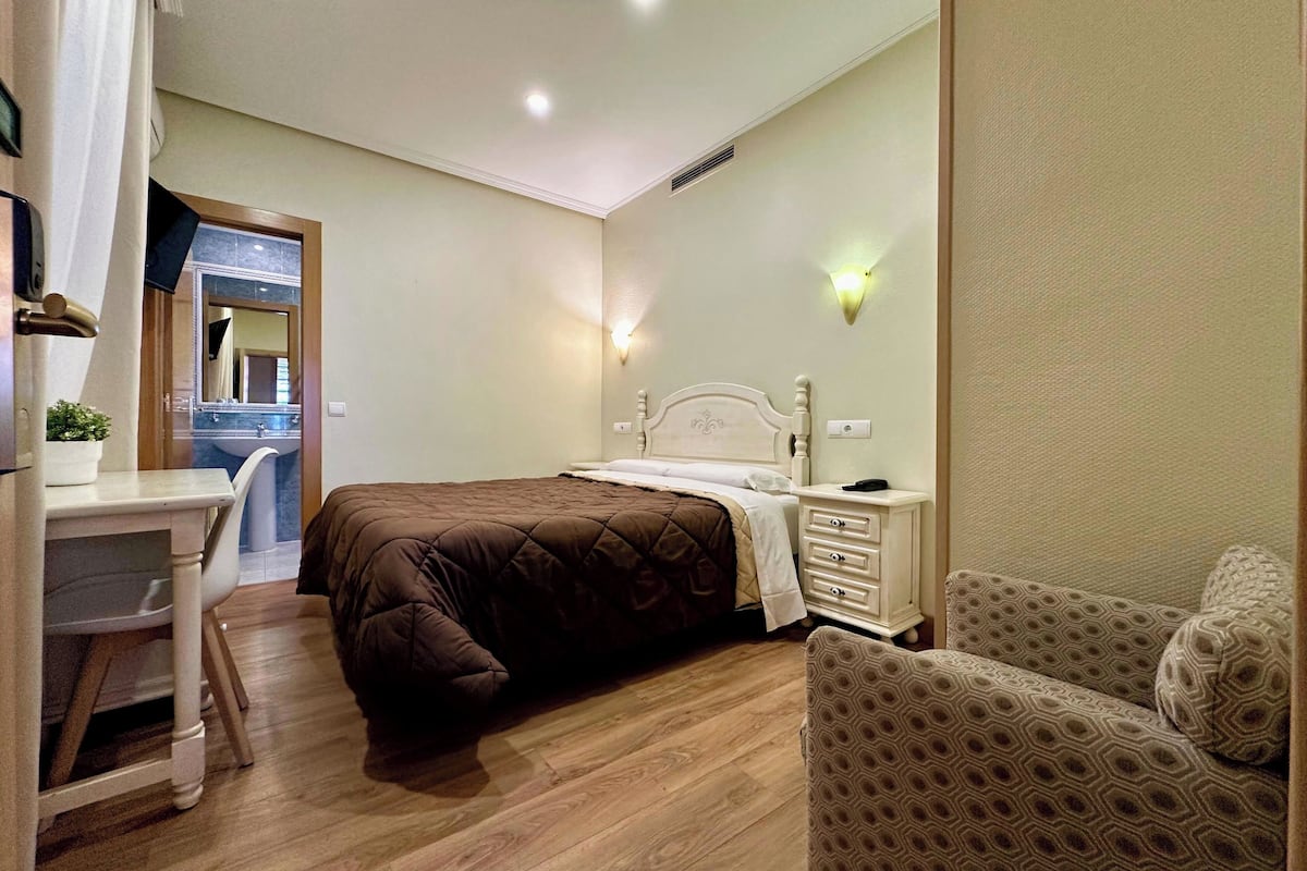1 chambre, bureau, chambres insonorisées, fer et planche à repasser