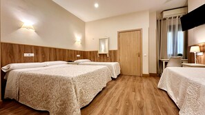Habitación cuádruple | Escritorio, sistema de insonorización, tabla de planchar con plancha
