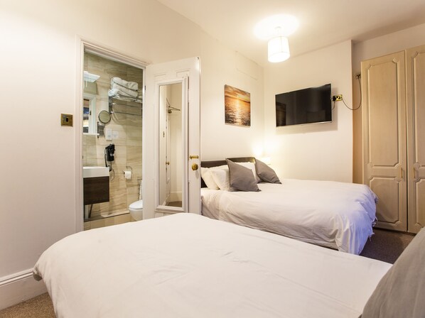 Standard Quadruple Room, 2 Double Beds (Shared) - Greenland Villa (London)