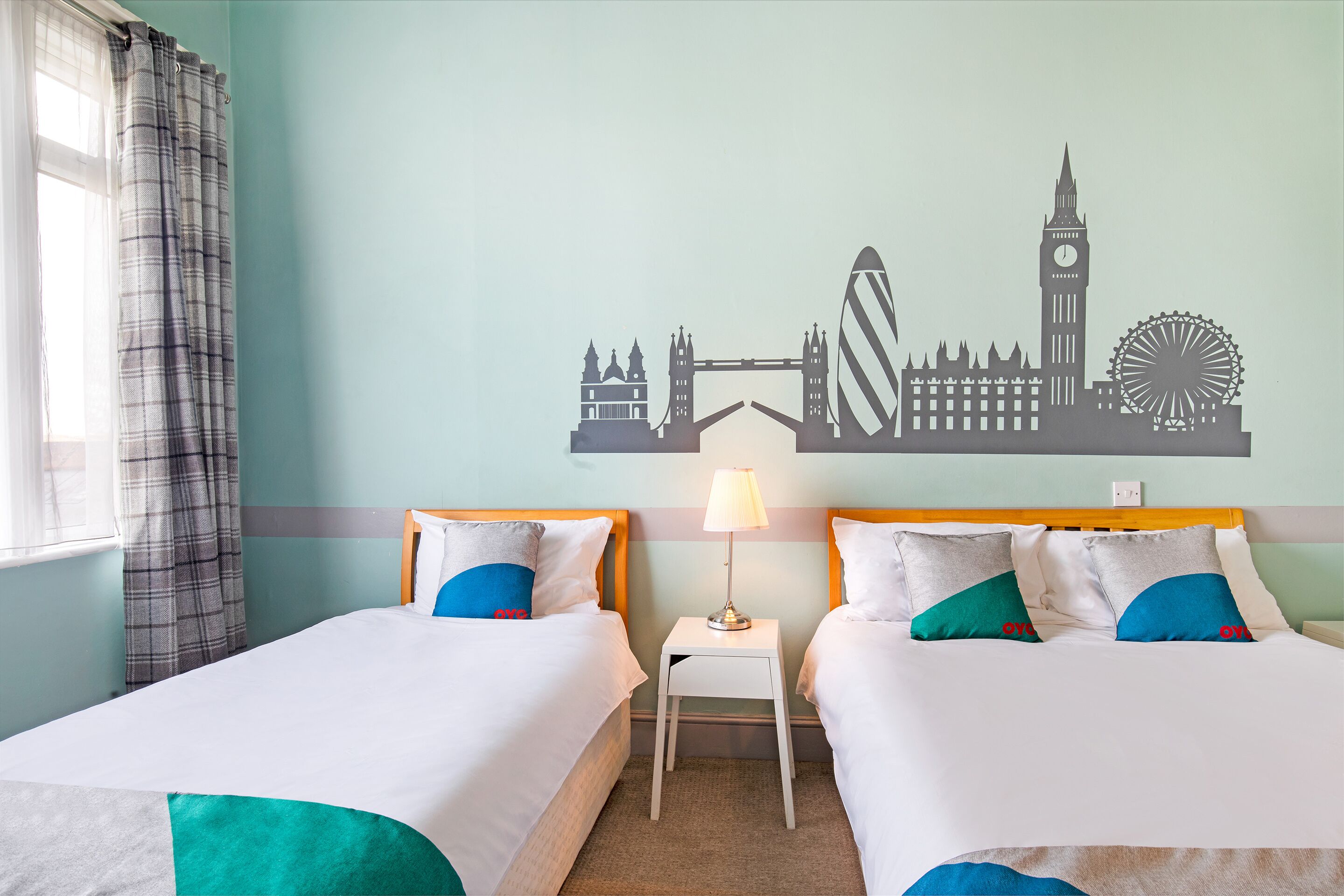 Escritorio, tabla de planchar con plancha, wifi gratis y ropa de cama 