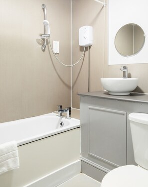 Standard Triple Room, Multiple Beds | Bathroom | Shower, towels