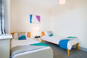 Desk, iron/ironing board, free WiFi, bed sheets - OYO The Green Man Pub and Hotel (Wembley)