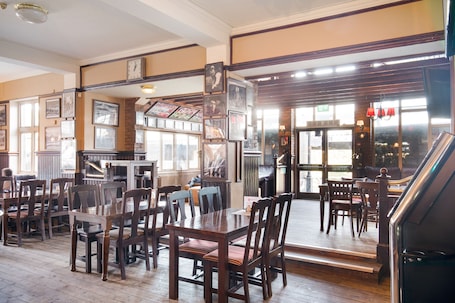 Restaurant. OYO The Green Man Pub and Hotel