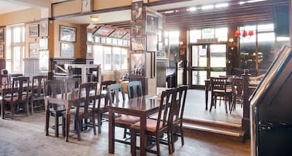 OYO The Green Man Pub and Hotel