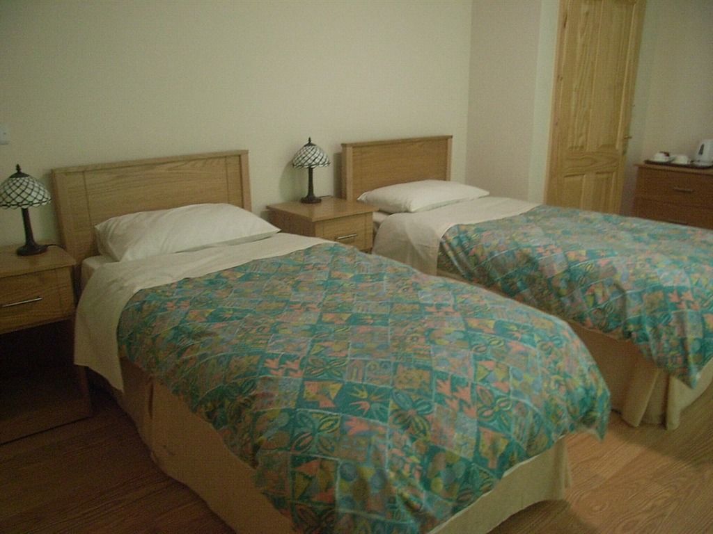 خزنة داخل الغرفة ومكتب وتجهيزات عازلة للصوت ومكواة/لوح كي