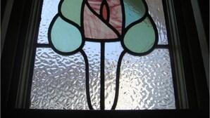 Une vitre décorée de motifs géométriques.