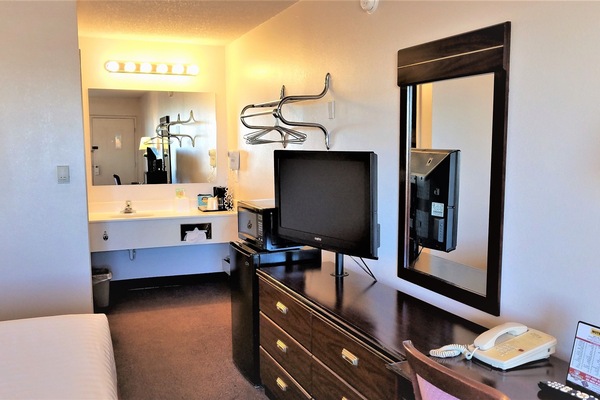 Room, 1 King Bed, Non Smoking | Desk, blackout drapes, free WiFi, bed sheets