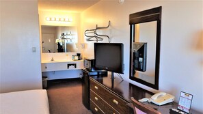 Escritorio, cortinas blackout, wifi gratis y ropa de cama