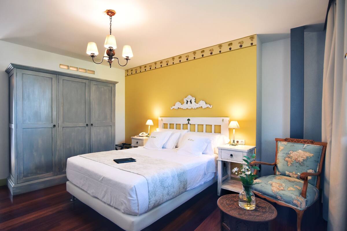 Superior Double Room | In-room safe, desk, soundproofing, WiFi (free)