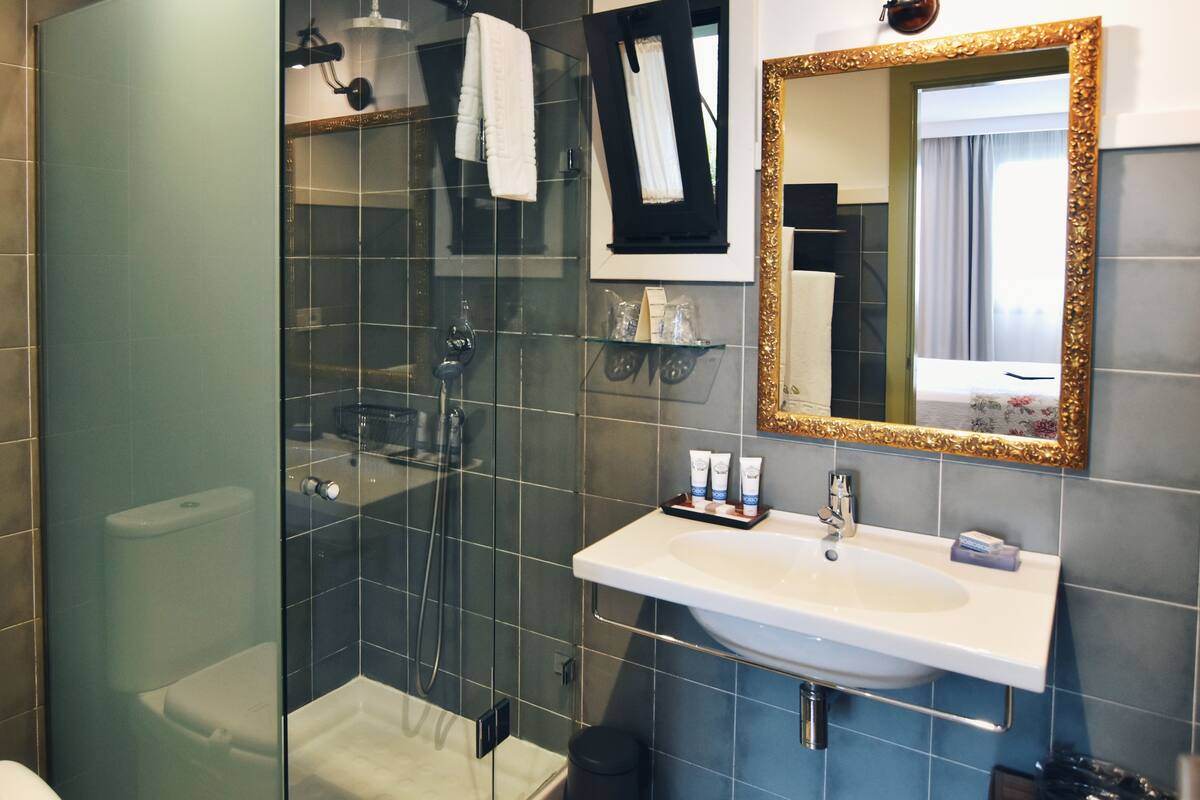 Standard Double Room | In-room safe, desk, soundproofing, WiFi (free)