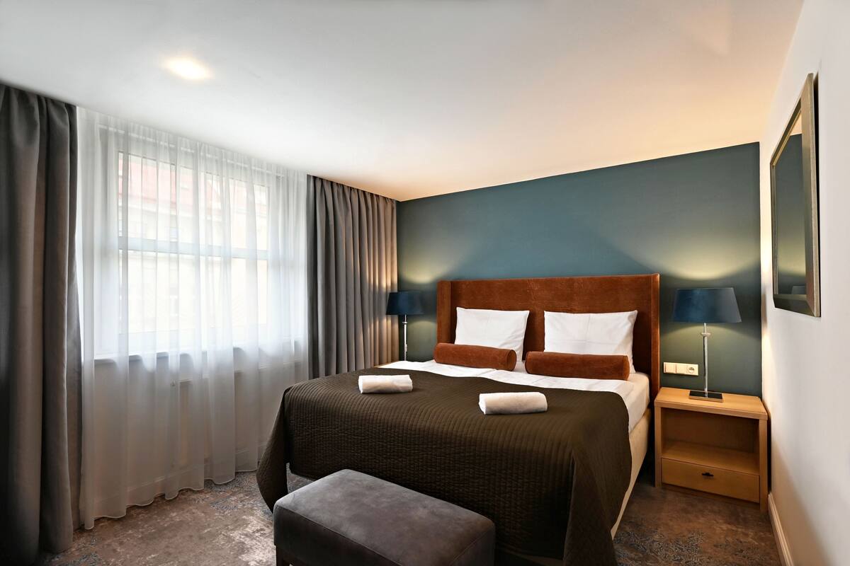 Ropa de cama de alta calidad, colchones con efecto memoria y minibar 