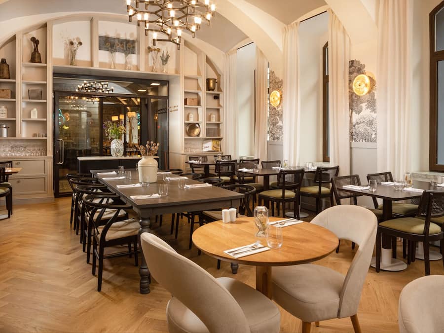 Se sirven desayunos, almuerzos y cenas; cocina internacional