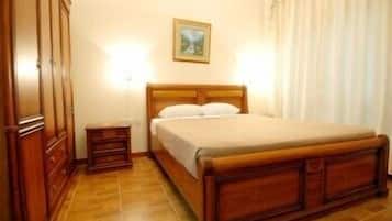 Căn hộ Tiêu chuẩn, 2 phòng ngủ | Két bảo mật tại phòng, trang trí khác biệt, bàn