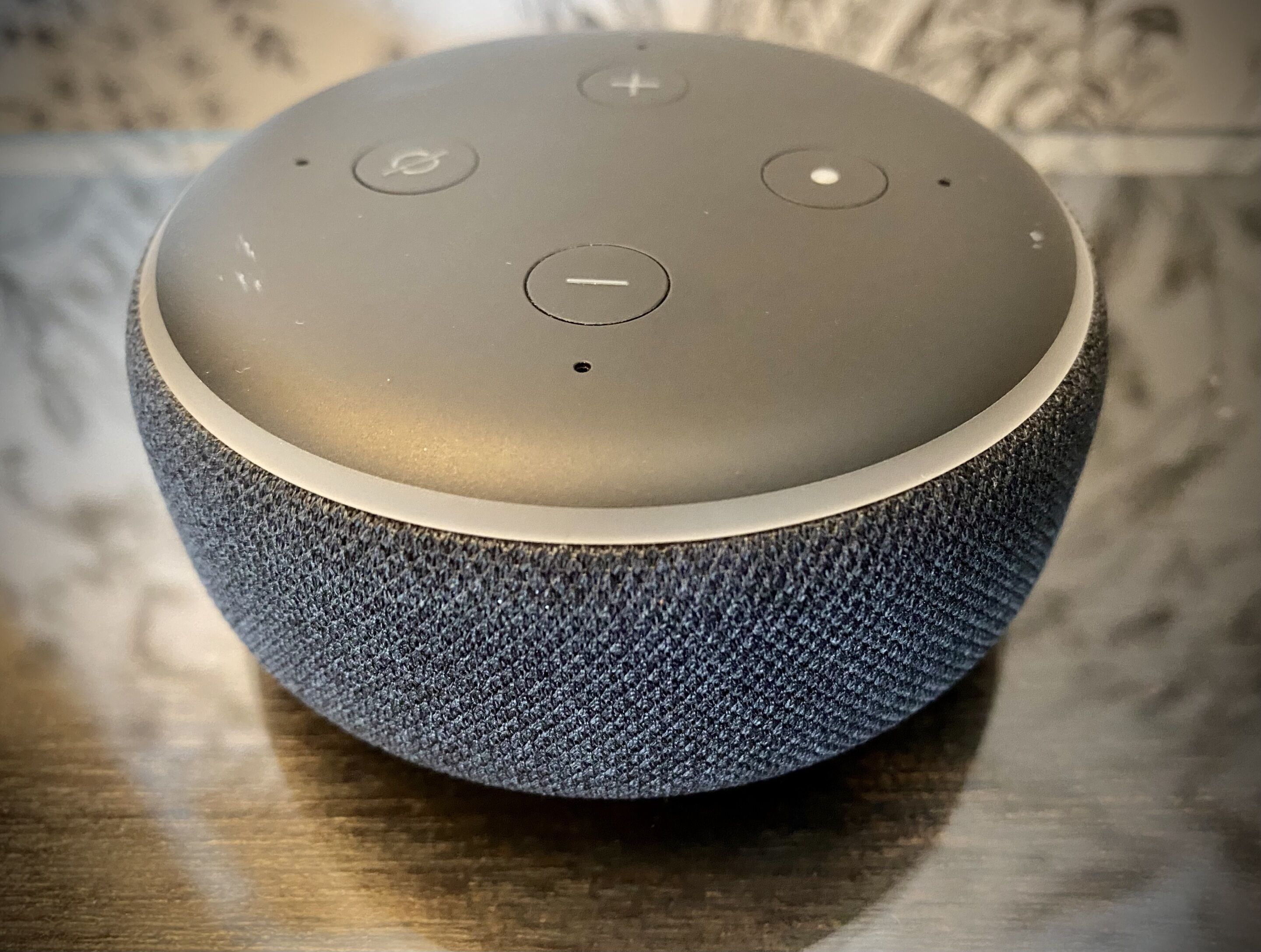 Un dispositivo smart con rivestimento in tessuto e parte superiore circolare.