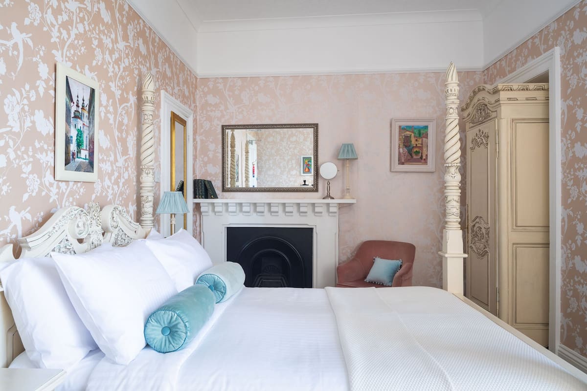 Habitación doble de lujo, baƱo en la habitación (Hollerday ā Four-poster) | Decoración personalizada, muebles diferentes y wifi gratis
