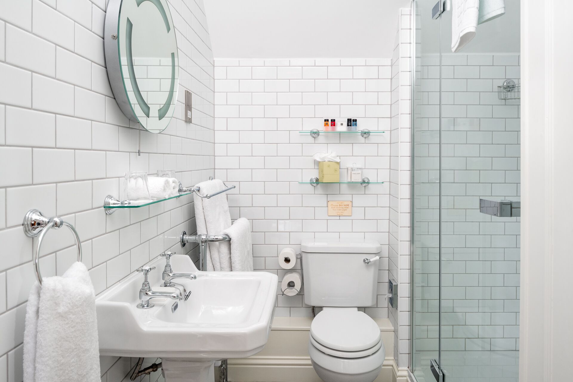 Een badkamer met een wastafel, toilet en douchecabine.
