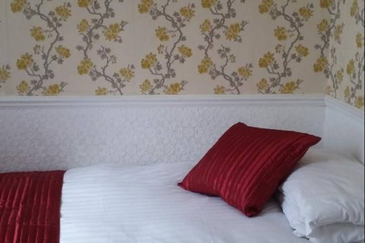 Single Room, Ensuite | Minibar, WiFi (free), individually decorated, bed sheets