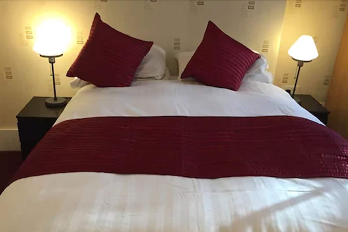 Double Room, Ensuite | Minibar, WiFi (free), individually decorated, bed sheets