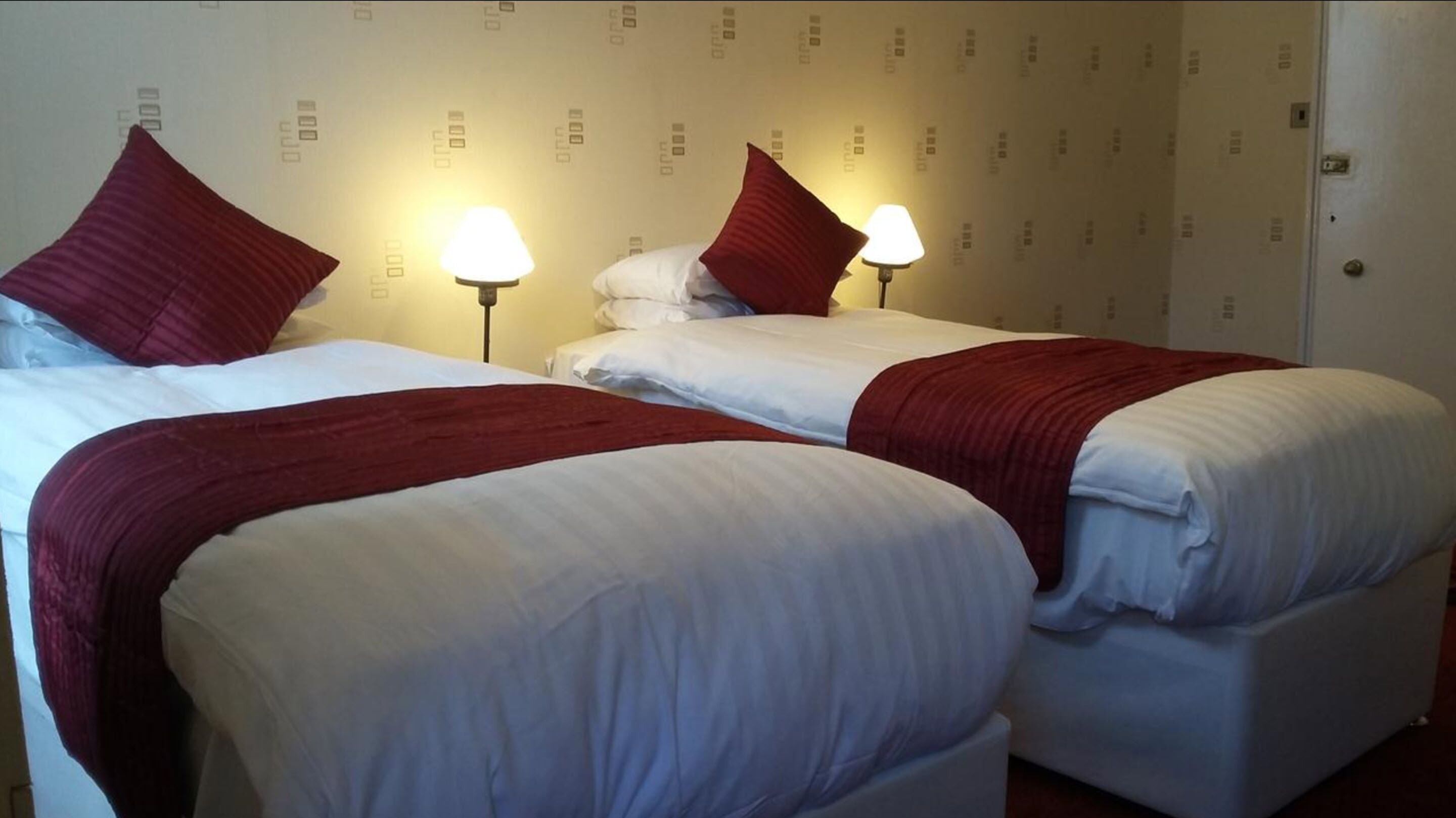 Minibar, individually decorated, free WiFi, bed sheets