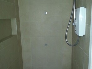 Shower, free toiletries - The Woodfield Hotel (Blackpool)