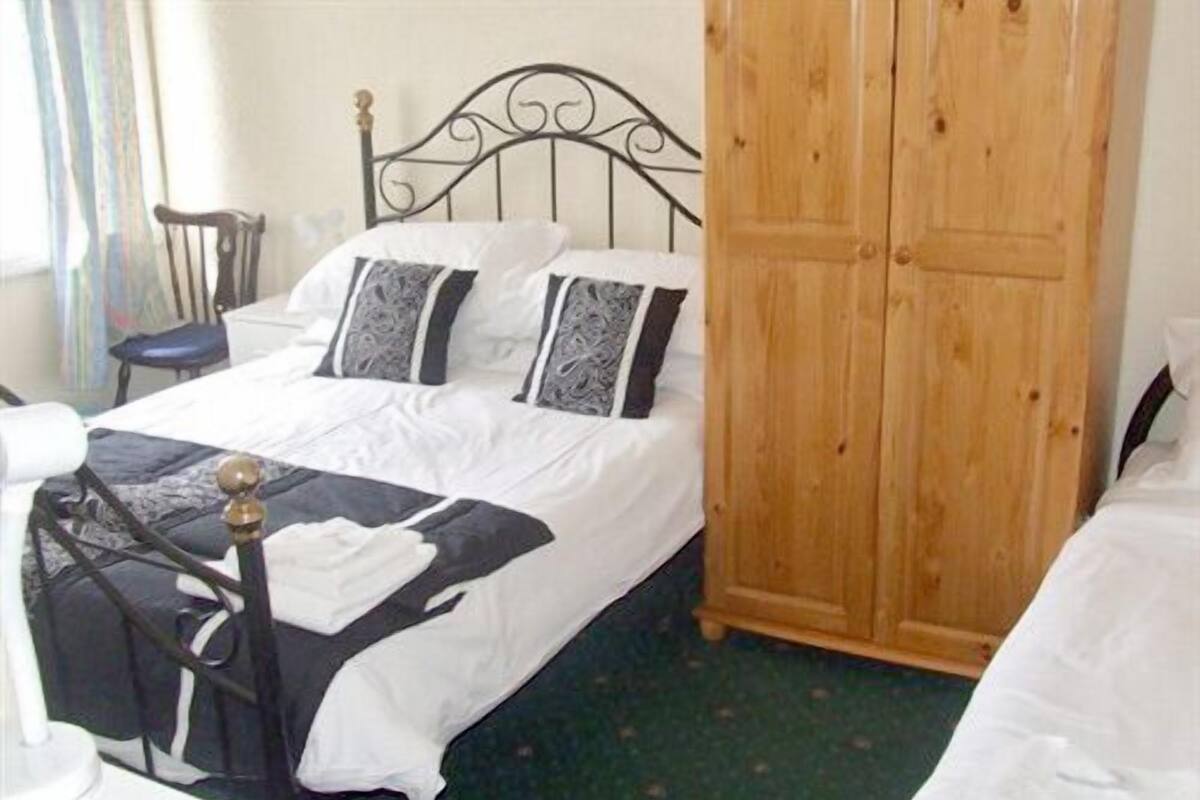 Triple Room | Iron/ironing board (on request), WiFi (free)