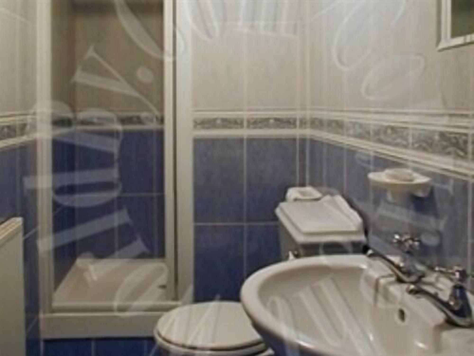 suite, ensuite (sleeps 3) | bathroom